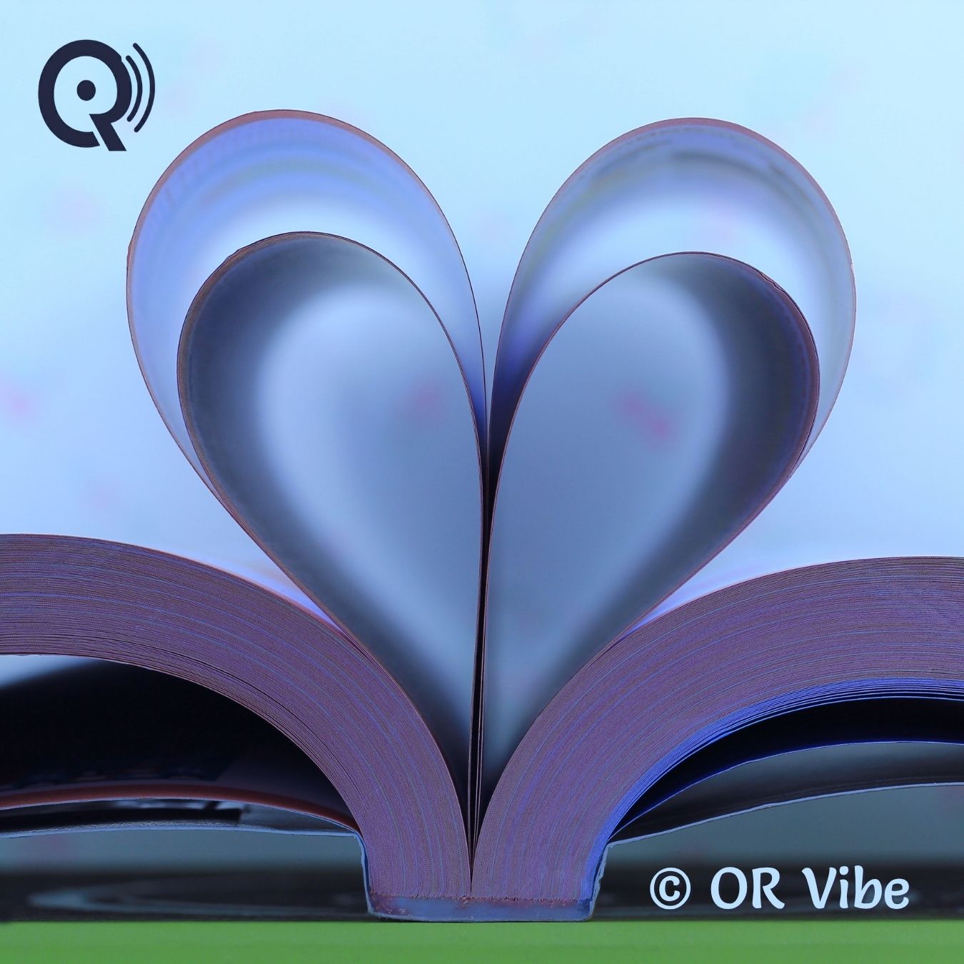 Pages d’un livre formant un cœur, symbole de passion pour l’apprentissage et le savoir, image de l’article “S’améliorer chaque jour” sur OR Vibe.